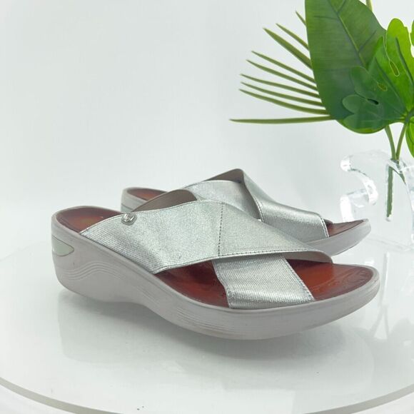 Bzees Women's Desire Sandals 11 Wedge Heel Slip On Silver Textile Casual Comfy - Picture 2 of 14
